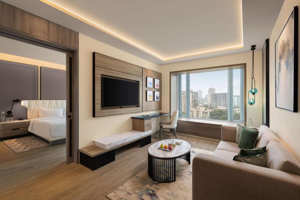 TV a/nebo společenská místnost v ubytování Radisson Mumbai Goregaon