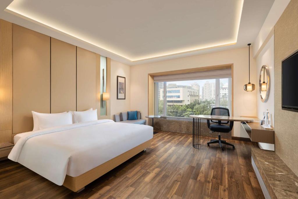 Postel nebo postele na pokoji v ubytování Radisson Mumbai Goregaon