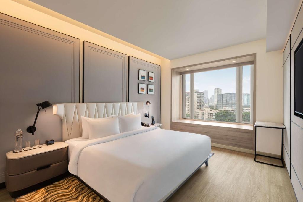 Postel nebo postele na pokoji v ubytování Radisson Mumbai Goregaon