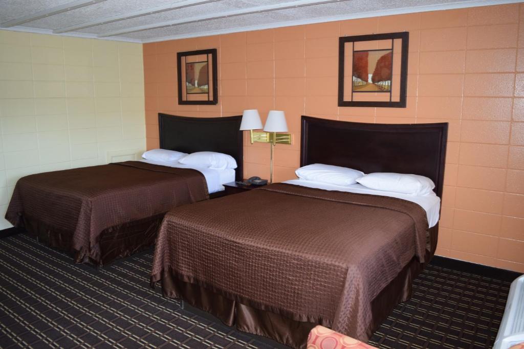a hotel room with two beds and two lamps at White Oaks Motel Pennsville/Carneys Point in Pennsville