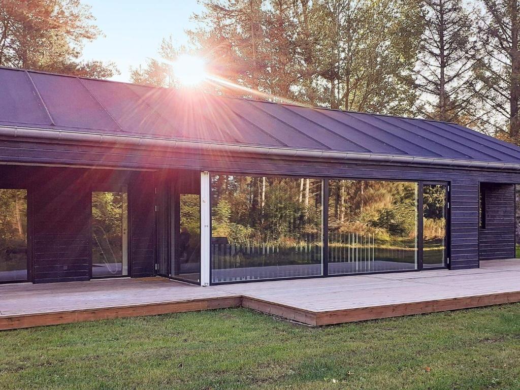 een huis met een zonnedak op een terras bij 6 person holiday home in Hjørring-By Traum in Lønstrup