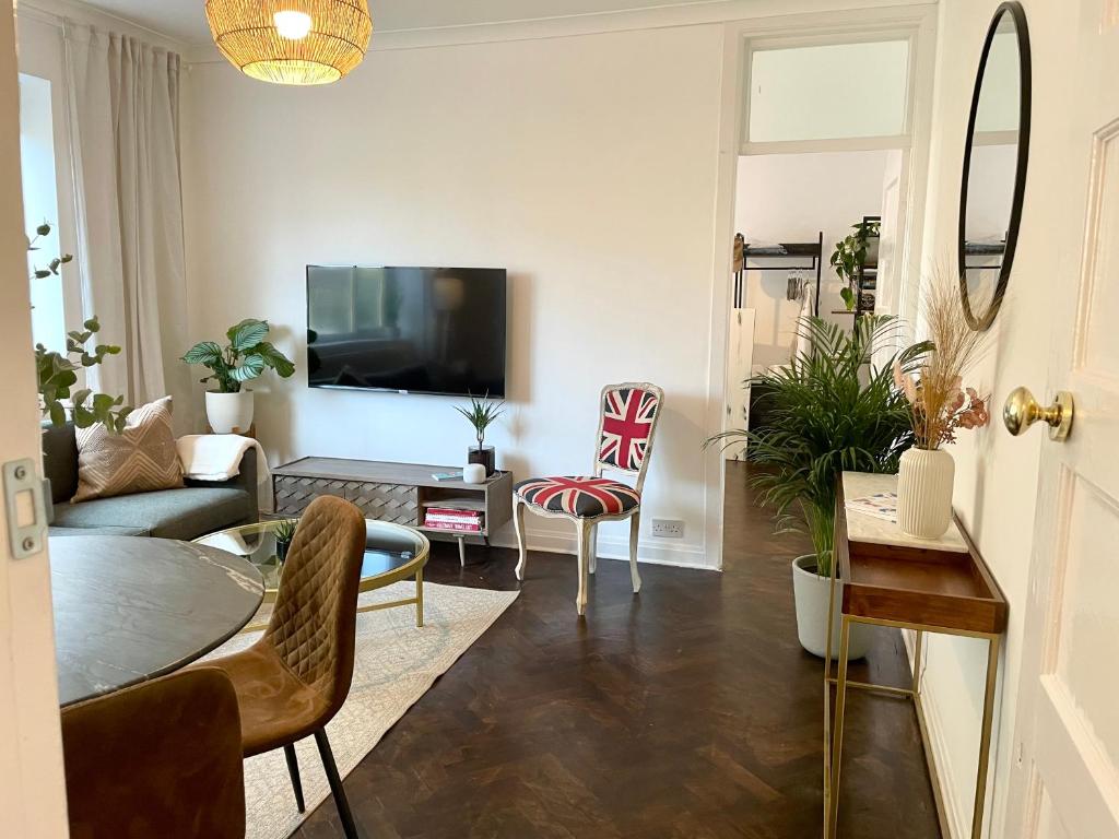 sala de estar con sofá y mesa en Newly refurbished 2 BR Apartment in South London, en Londres