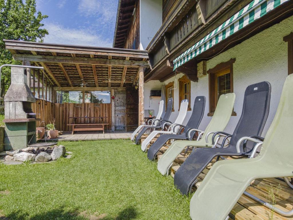 Ein Haufen Stühle auf dem Rasen in einem Hof in der Unterkunft Weberhof Top 1-2-3-4-5 in Brixen im Thale
