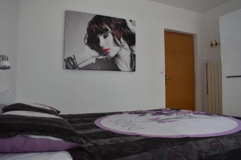 Una cama o camas en una habitaci&oacute;n de Kuca za odmor LIBERTA