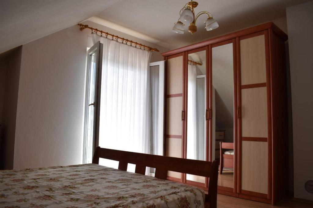 Una cama o camas en una habitaci&oacute;n de Kuca za odmor LIBERTA