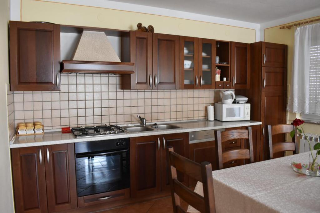 Una cocina o kitchenette en Kuca za odmor LIBERTA