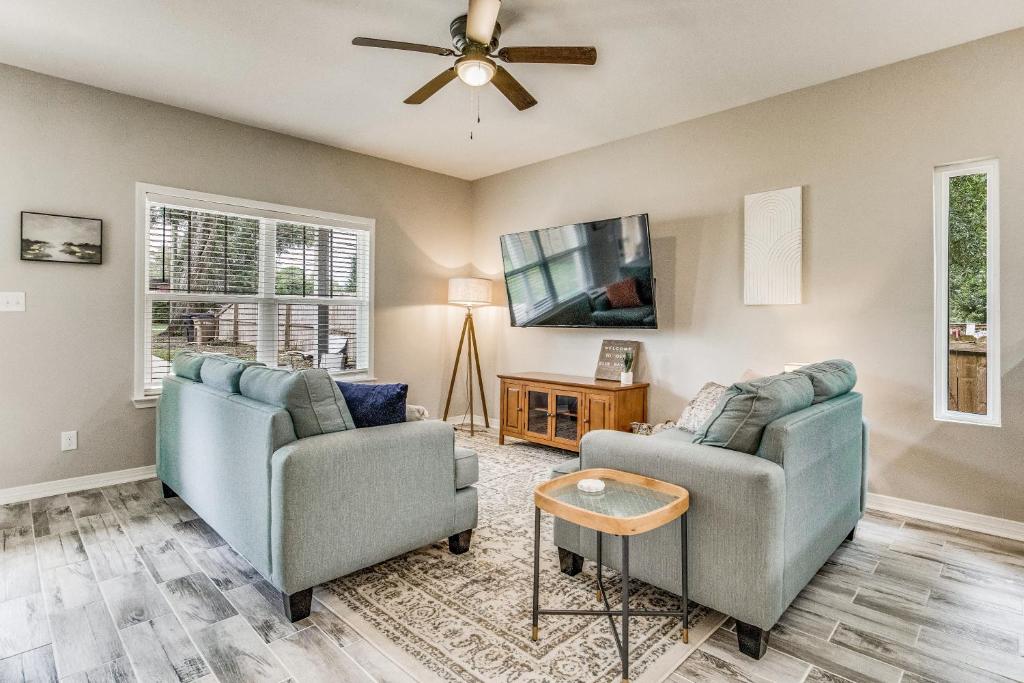 Blue Bungalow New and Cozy East Hill Convenience, Pensacola (updated