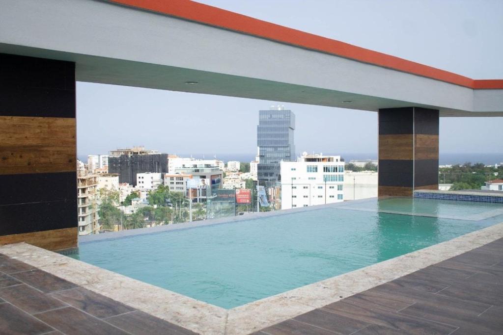 Bazén v ubytování Mariolll 7th Floor Yellow Art Downtown Pool nebo v jeho okolí
