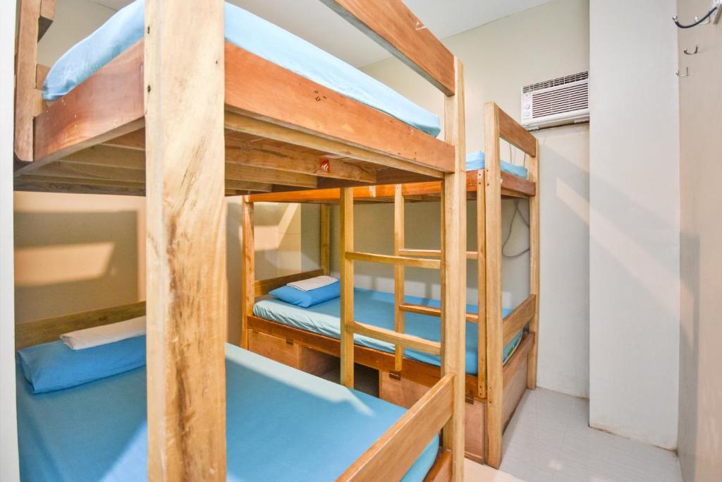 Palanda nebo palandy na pokoji v ubytování Boracay Backpackers