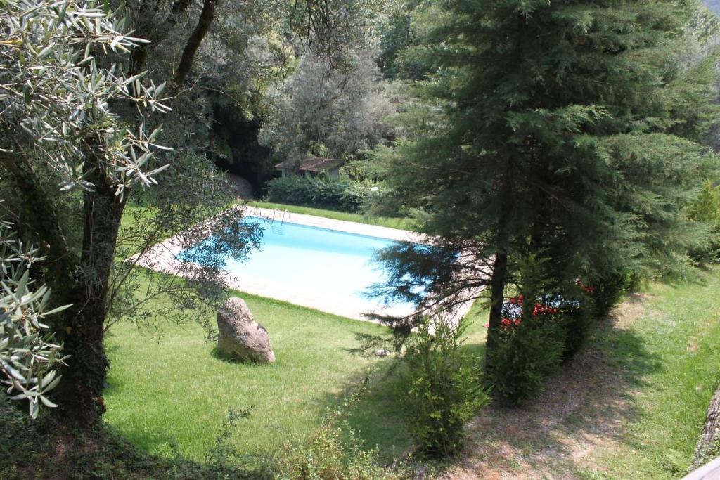 een zwembad in een tuin met bomen bij Casas do Corvo in Ventosa