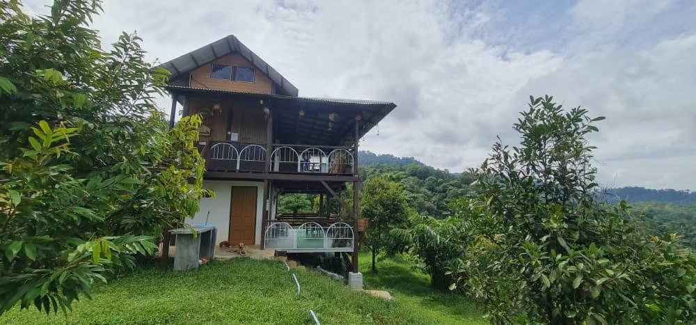 une maison sur le flanc d'une colline dans l'établissement BUKIT LIMAU REST HOUSE, à Taiping