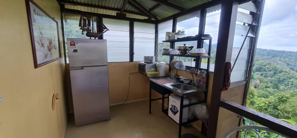 Cucina o angolo cottura di BUKIT LIMAU REST HOUSE