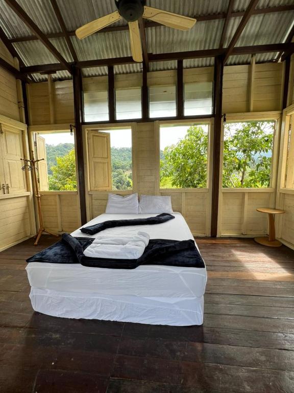 Letto o letti in una camera di BUKIT LIMAU REST HOUSE
