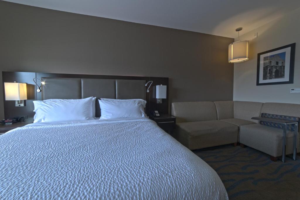 Holiday Inn & Suites San Antonio Northwest by IHG - Suite - Mobility Access Roll In Shower/Non-Smoking