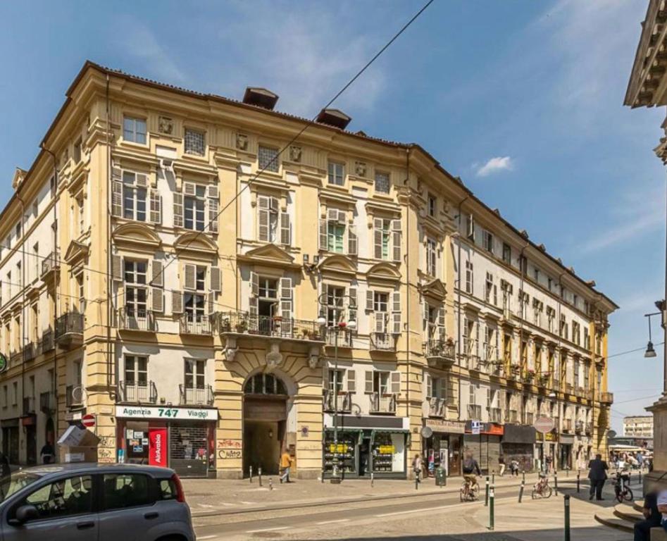 un grand bâtiment au coin d'une rue dans l'établissement Turin Center Quadrilatero, à Turin