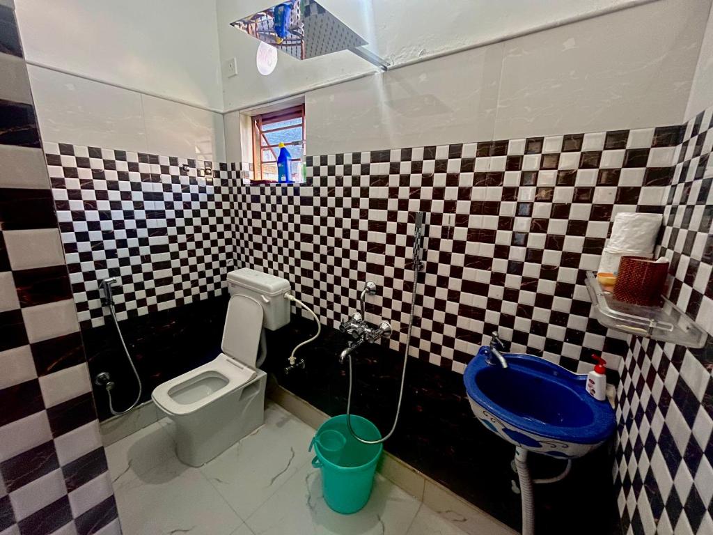 Koupelna v ubytování Satrangi Homestay Kolkata