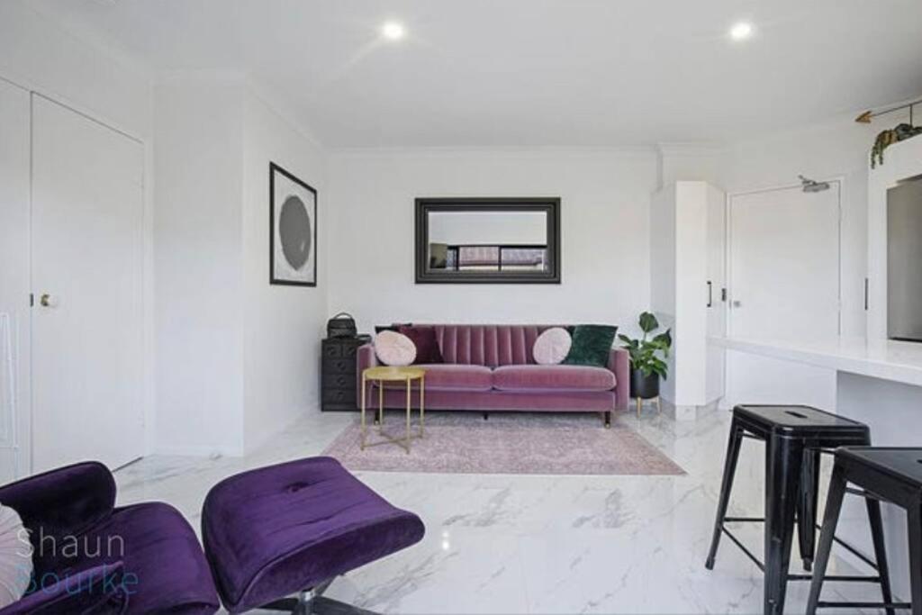 Modern Beachside Apartment with Pool - Housity