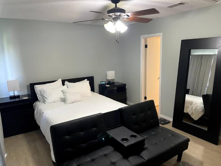 Ένα ή περισσότερα κρεβάτια σε δωμάτιο στο Modern 2 Bedroom Townhome Minutes from the Beach!!