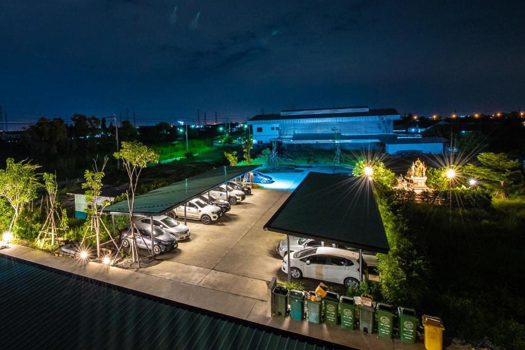 Bazén v ubytování The Living Hotel SamutPrakan nebo v jeho okolí