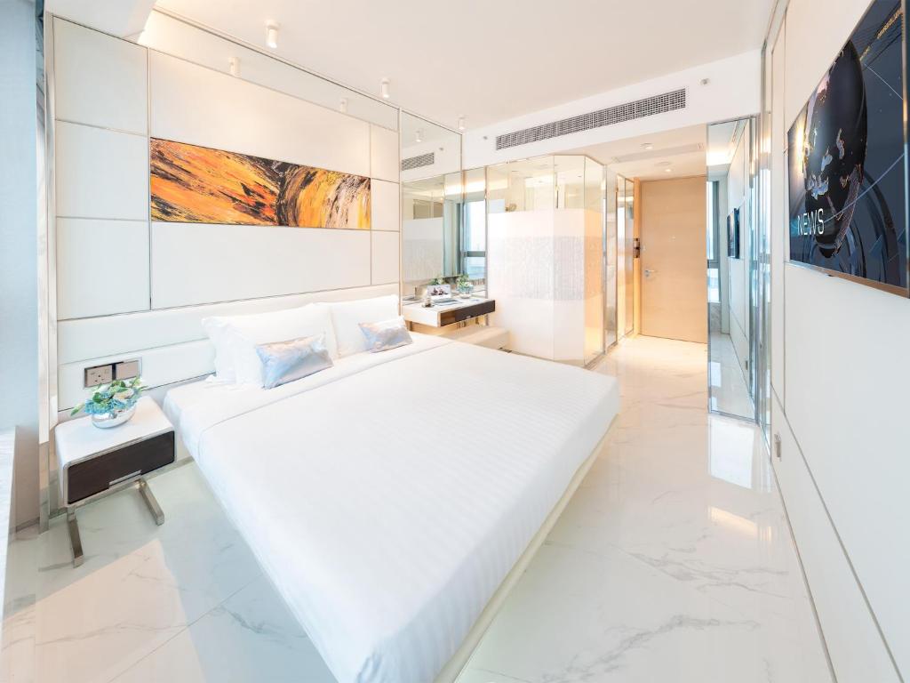 Postel nebo postele na pokoji v ubytování Regala Skycity Hotel