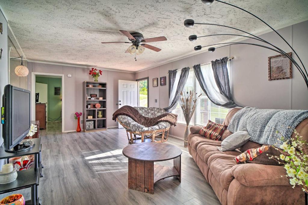 sala de estar con sofá y ventilador de techo en Pet-Friendly Midway Abode with Yard and Fire Pit!, 