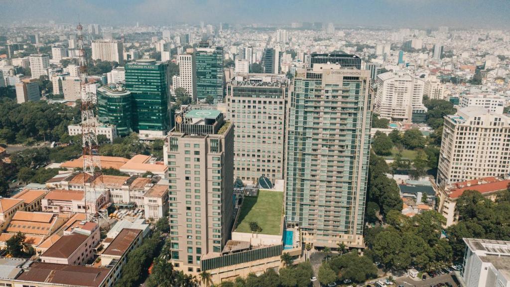 una vista aérea de una ciudad con edificios altos en InterContinental Residences Saigon, an IHG Hotel en Ho Chi Minh