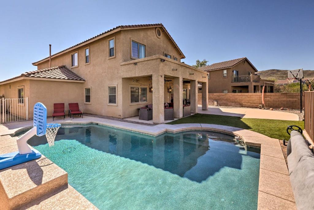 una casa con piscina frente a una casa en Modern Tucson Home with Patio and Saltwater Pool!, en Avra