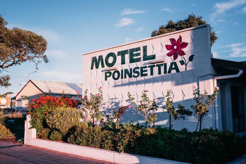 ein Schild für die Unterbringung eines Motels in der Unterkunft Motel Poinsettia in Port Augusta