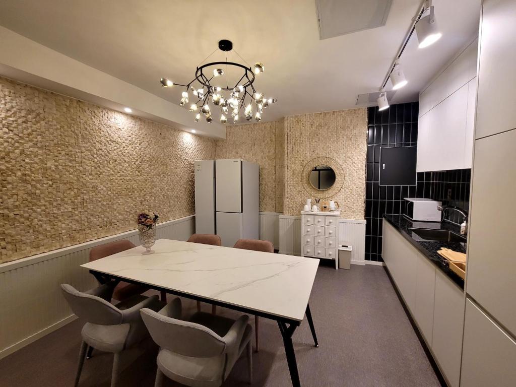 Kuchyň nebo kuchyňský kout v ubytování Embledon Hotel