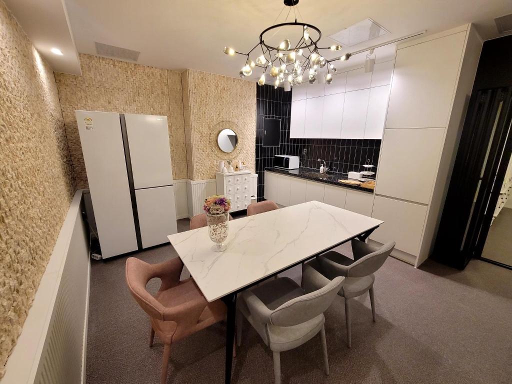 Kuchyň nebo kuchyňský kout v ubytování Embledon Hotel