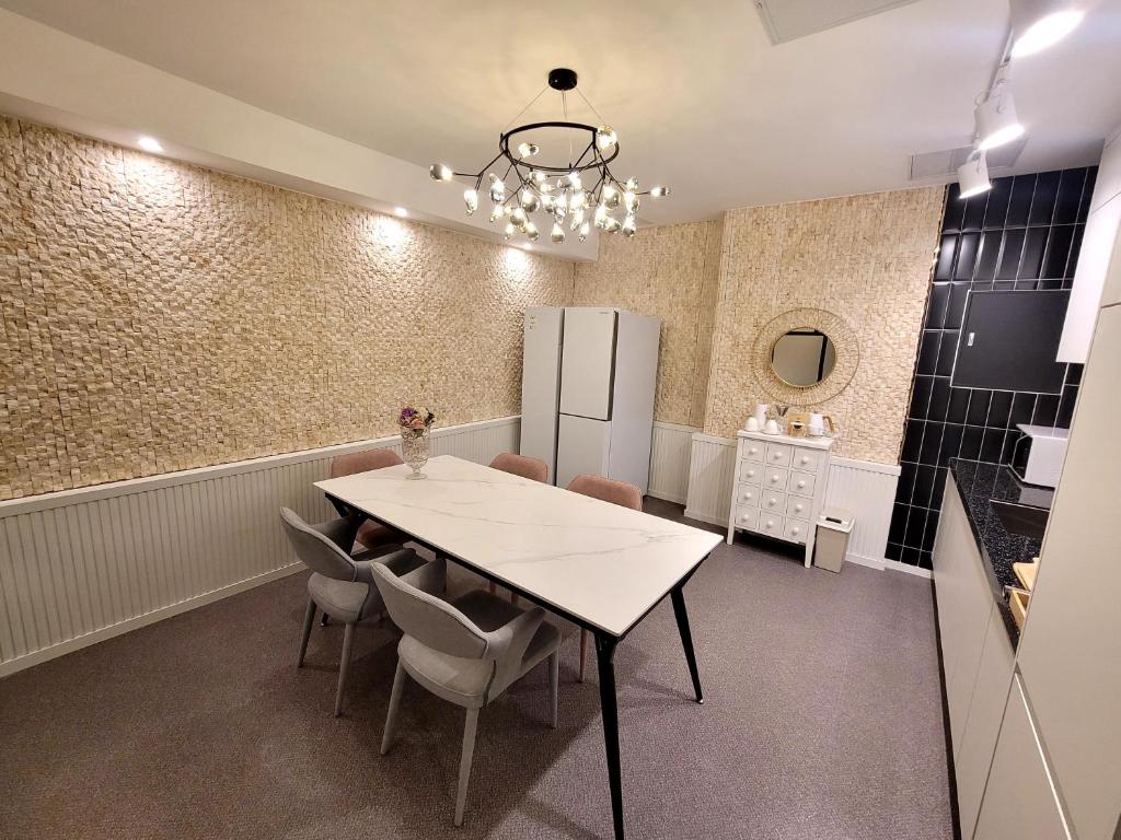 Kuchyň nebo kuchyňský kout v ubytování Embledon Hotel