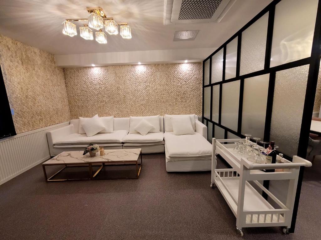 Posezení v ubytování Embledon Hotel