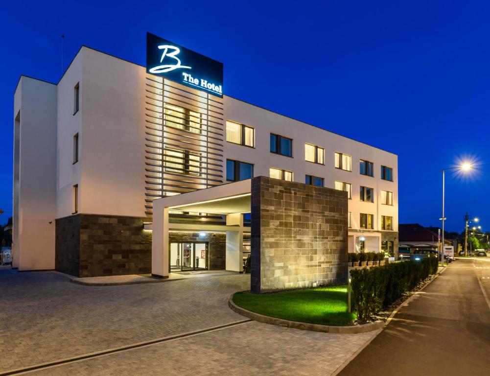 um hotel com uma placa na lateral de um edifício em B THE HOTEL em Sfântu-Gheorghe