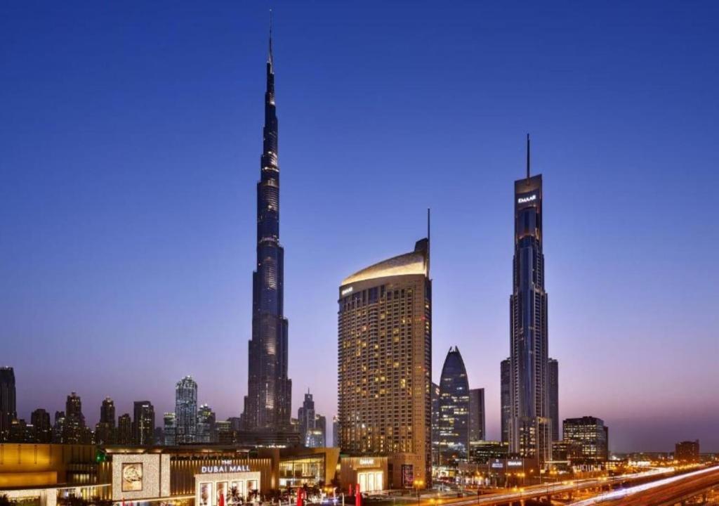 widok na panoramę miasta z dwoma wysokimi budynkami w obiekcie Deluxe Studio Address Dubai Mall "The Residence" w Dubaju