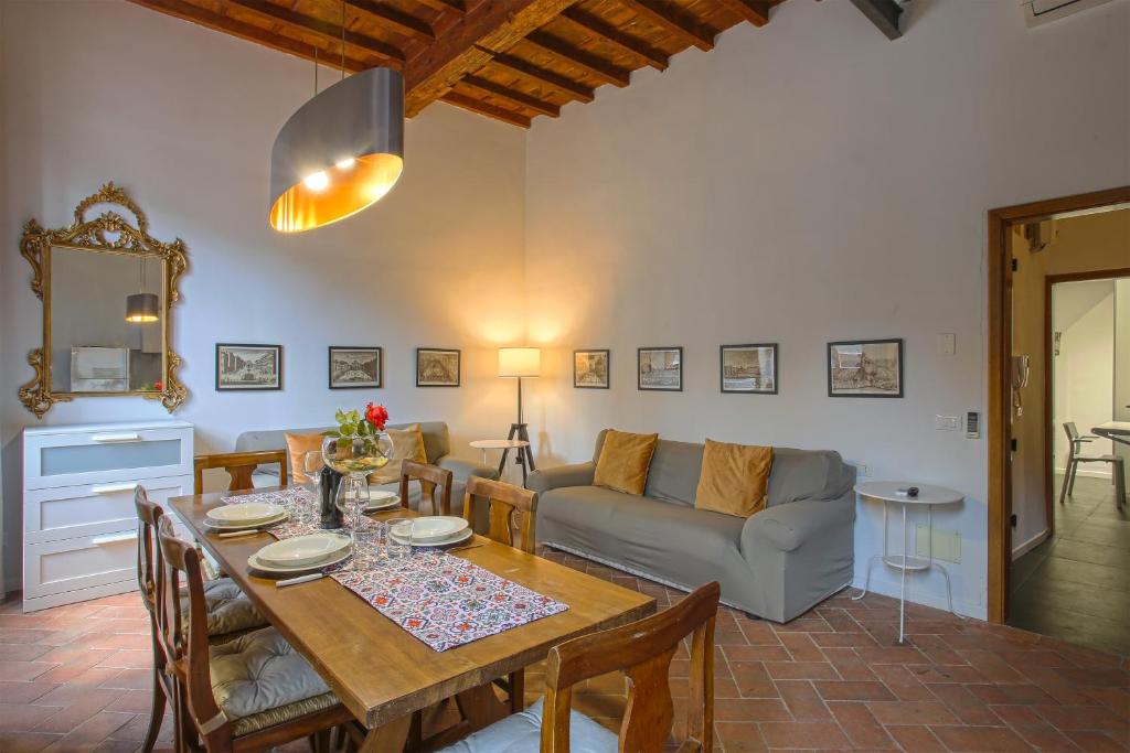 salon ze stołem i kanapą w obiekcie Classy apartment in Mercato Centrale Firenze we Florencji