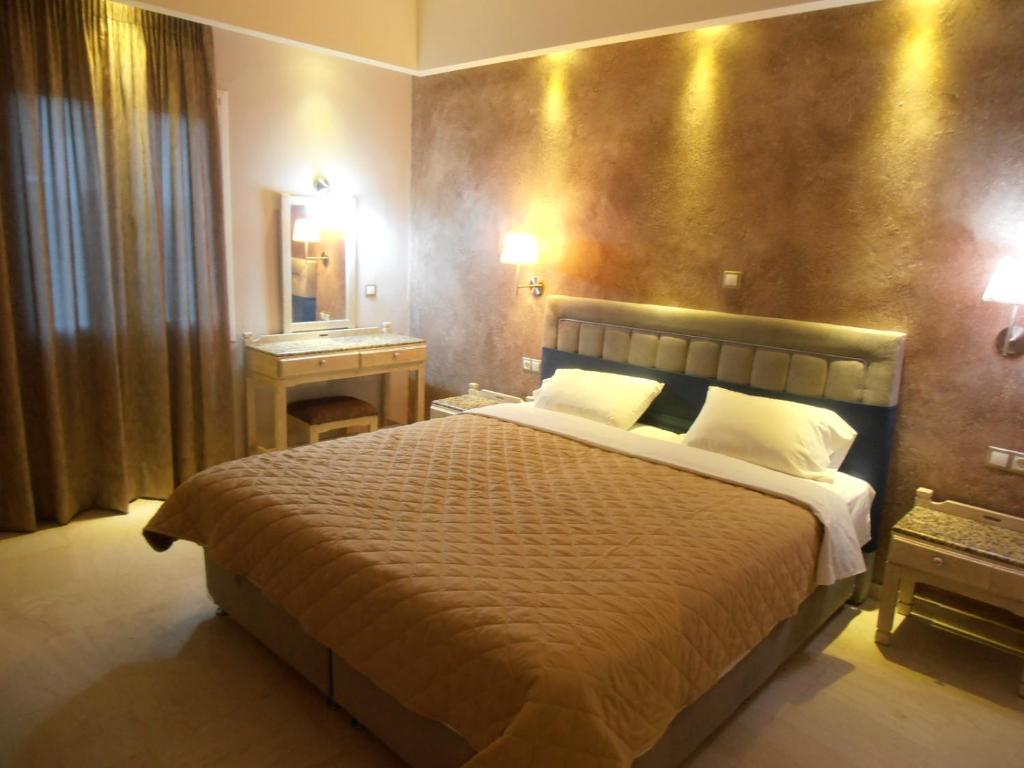 A bed or beds in a room at Frosini Gardens