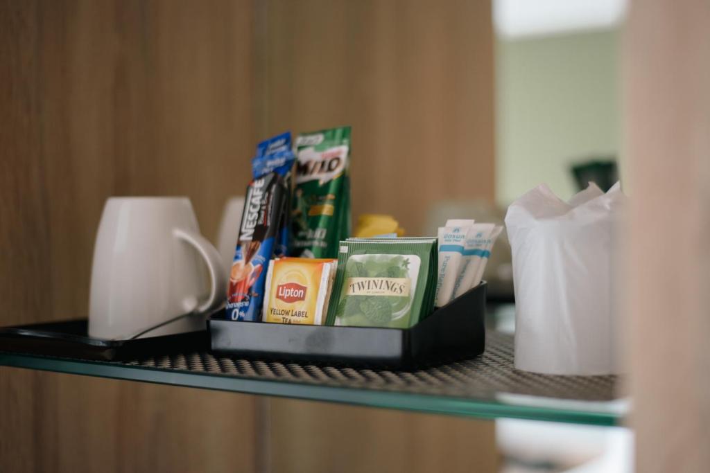 Příslušenství pro přípravu čaje a kávy v ubytování Prime Square Hotel