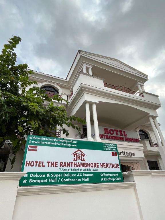 znak hotelowy przed budynkiem w obiekcie The Ranthambhore Heritage w mieście Sawai Madhopur