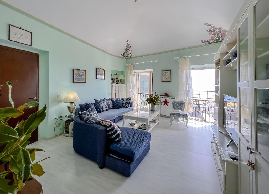 Część wypoczynkowa w obiekcie Splendido appartamento con vista mare su piazza Dante