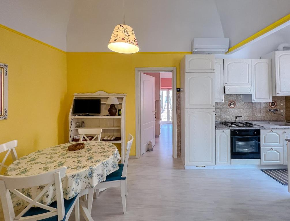 Kuchnia lub aneks kuchenny w obiekcie Splendido appartamento con vista mare su piazza Dante
