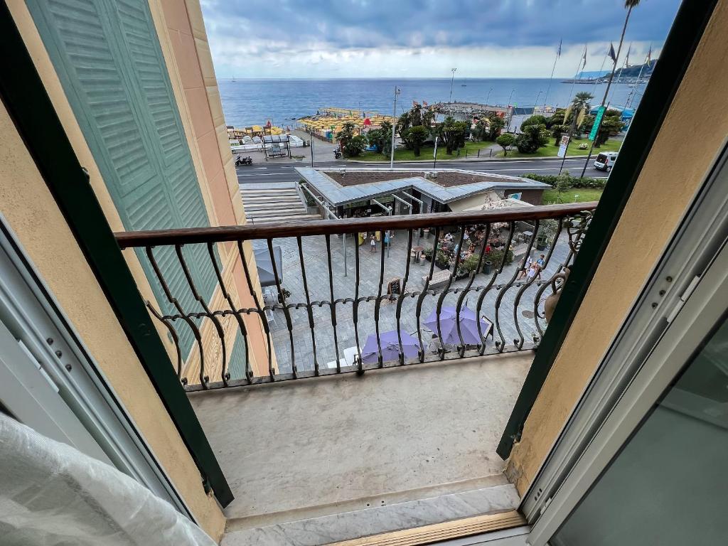 Balkon lub taras w obiekcie Splendido appartamento con vista mare su piazza Dante
