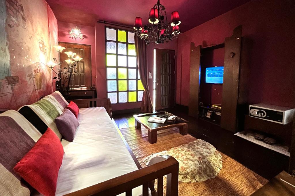 TV a/nebo společenská místnost v ubytování Old Capital Bike Inn - SHA Certified