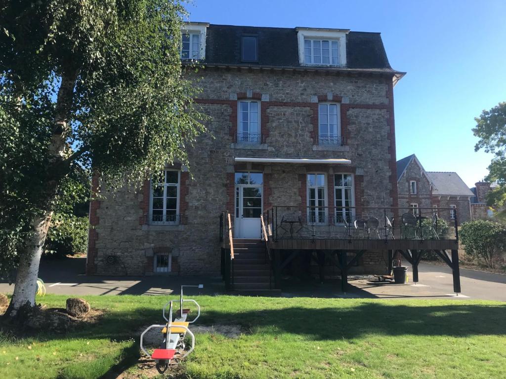 une maison avec un vélo garé devant elle dans l'établissement Auberge Ti'gousket, à Guingamp