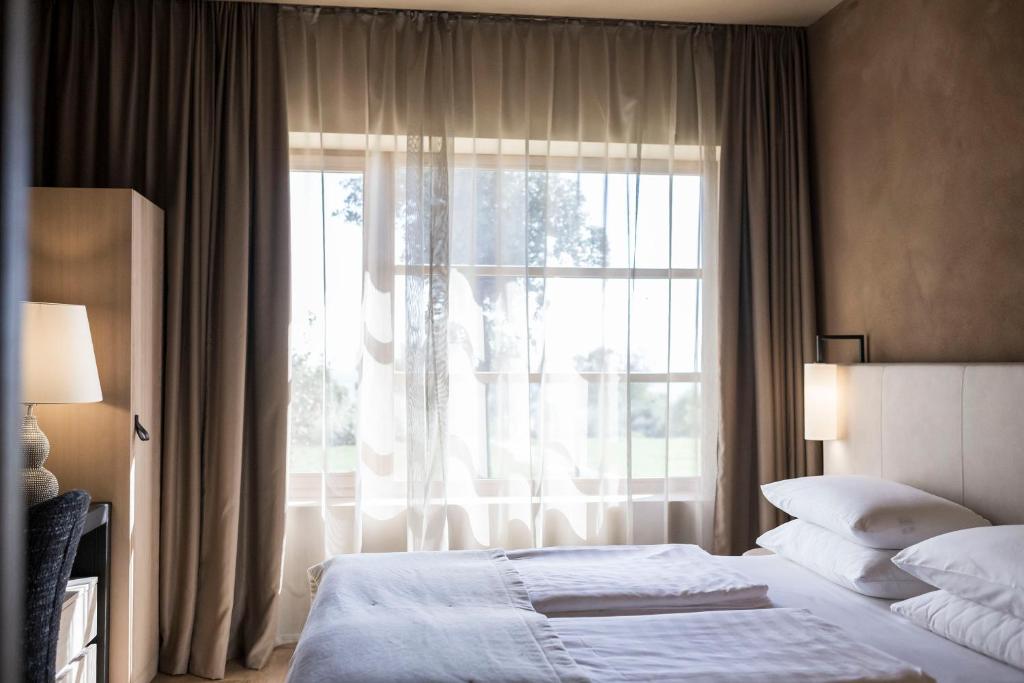 Кровать или кровати в номере ADLER Spa Resort SICILIA