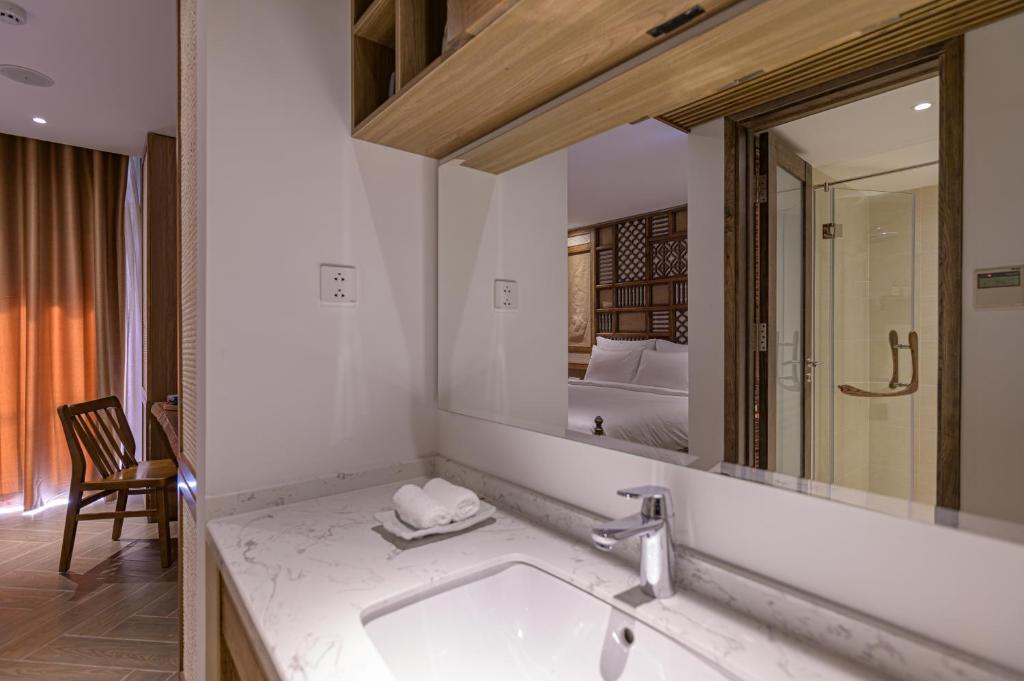 Suite Deluxe Có Ban Công Riêng