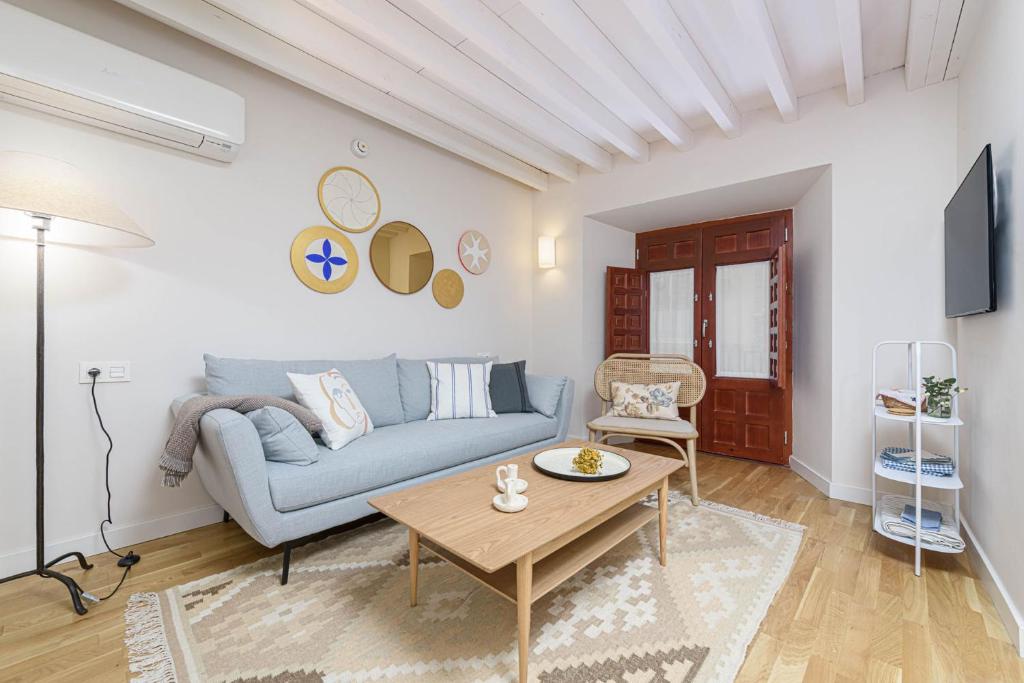 Televízia a/alebo spoločenská miestnosť v ubytovaní Mirador de San Juan Suites in Malaga by Solaga Holiday Homes