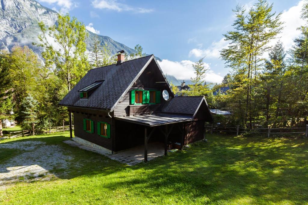 una pequeña casa en la parte superior de un exuberante campo verde en Holiday home Pri Metki - Bohinj, en Bohinj