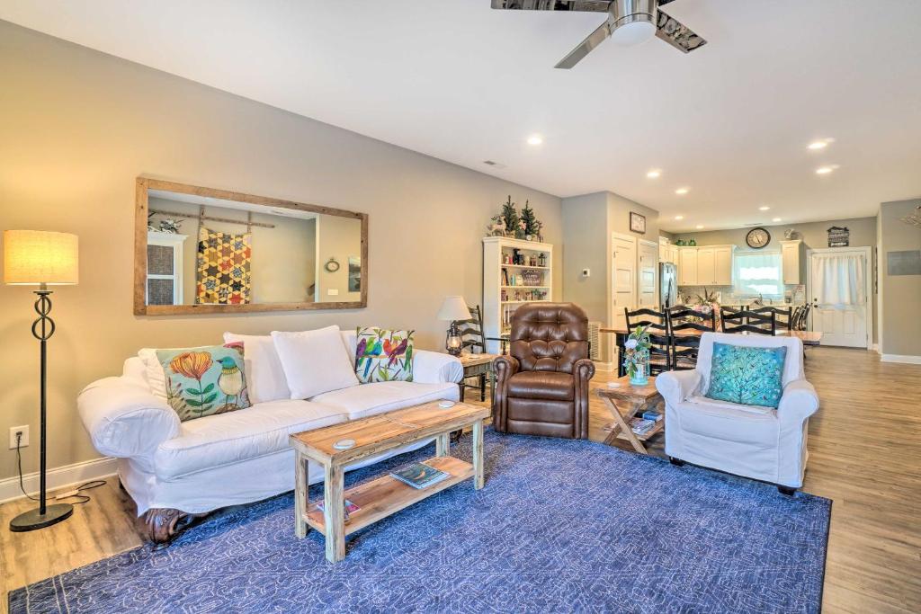 sala de estar con muebles blancos y alfombra azul en Spring City Home Lakefront Boating Getaway!, en Spring City