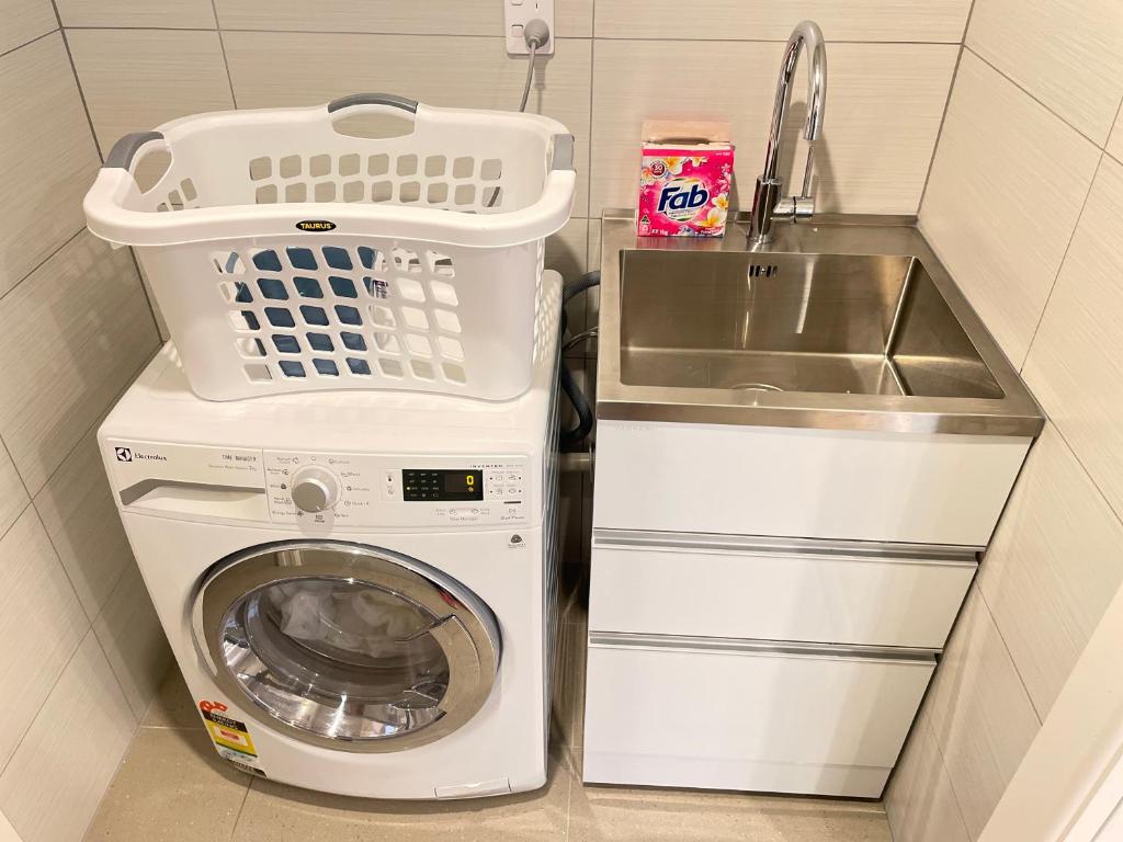 NO PARTY ALLOWED, Entire Brand New 3 bedroom townhouse, free unlimited fibre wifi and free parking