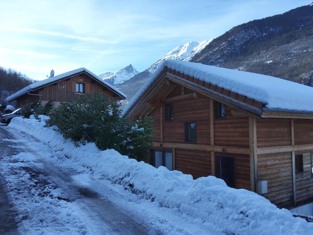 eine Hütte in den schneebedeckten Bergen in der Unterkunft Votre appartement savoyard de 32m2 à proximité de la télécabine pour skier les 3 Vallées ! in Villarlurin